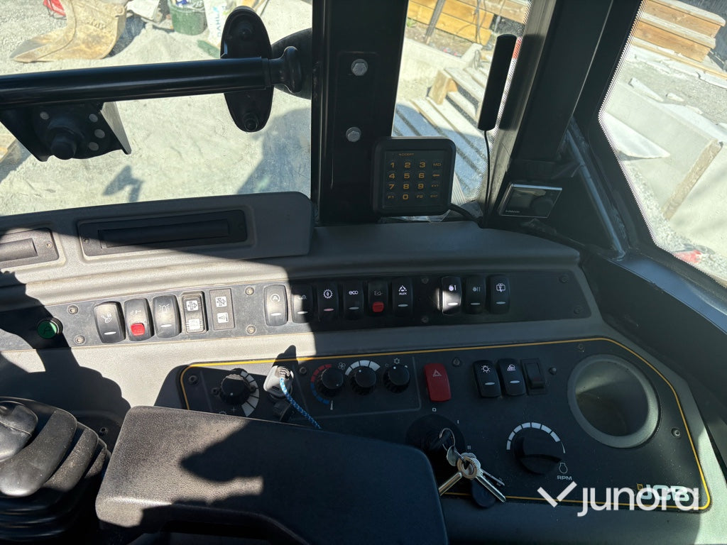 Hjullastare - JCB, 409, Nordic Edition Stage V, Med redskap