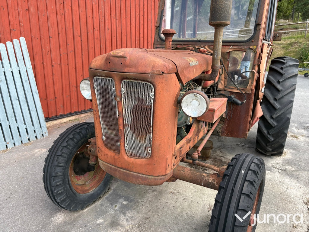 Traktor Volvo BM 320 Buster