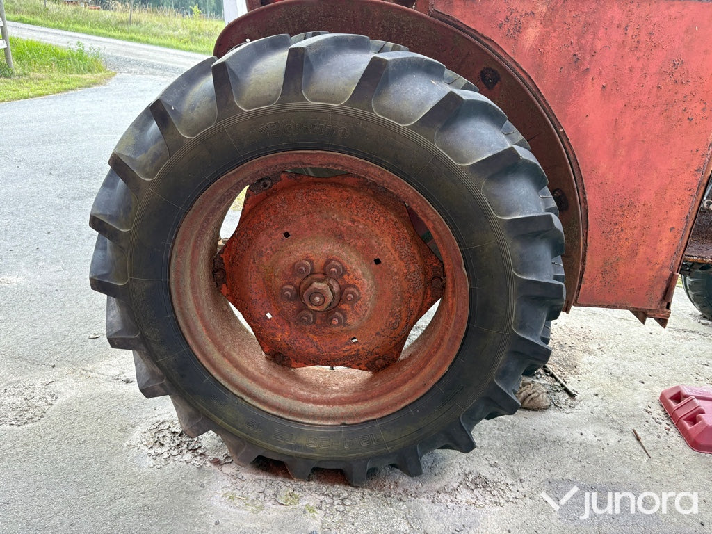 Traktor Volvo BM 320 Buster