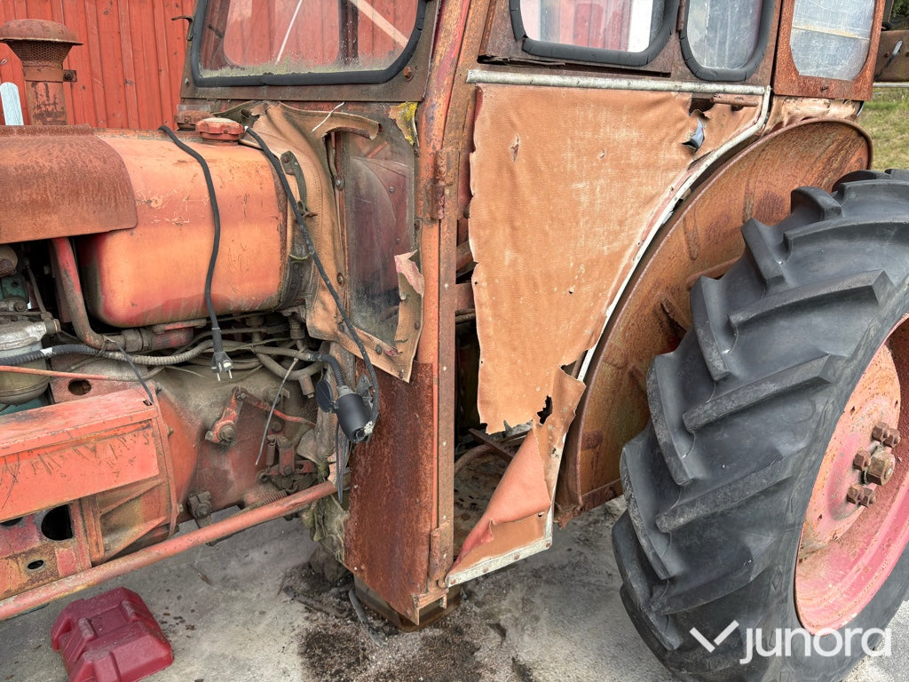 Traktor Volvo BM 320 Buster