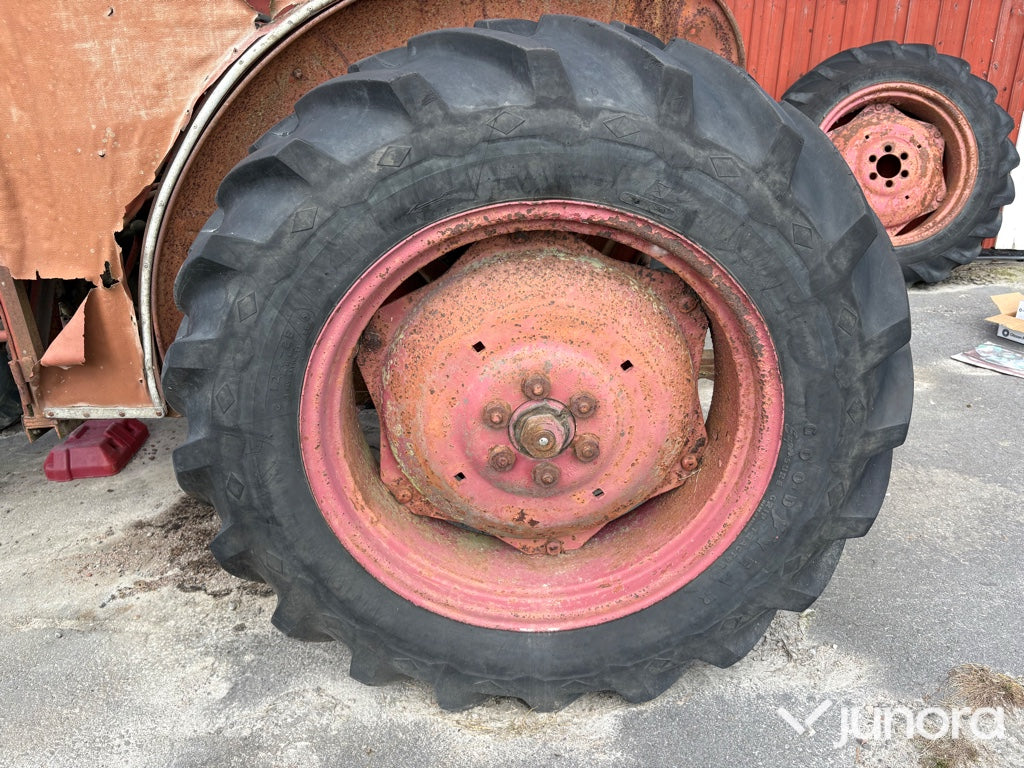Traktor Volvo BM 320 Buster