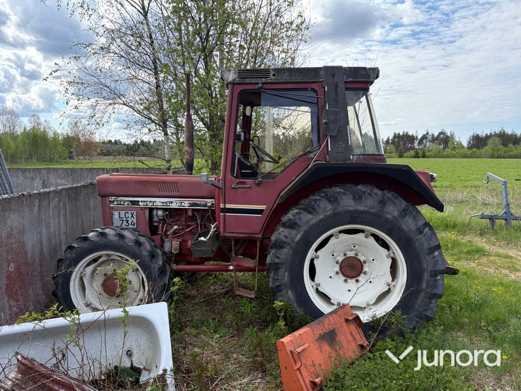 Traktor-INTERNATIONAL 844 AXL