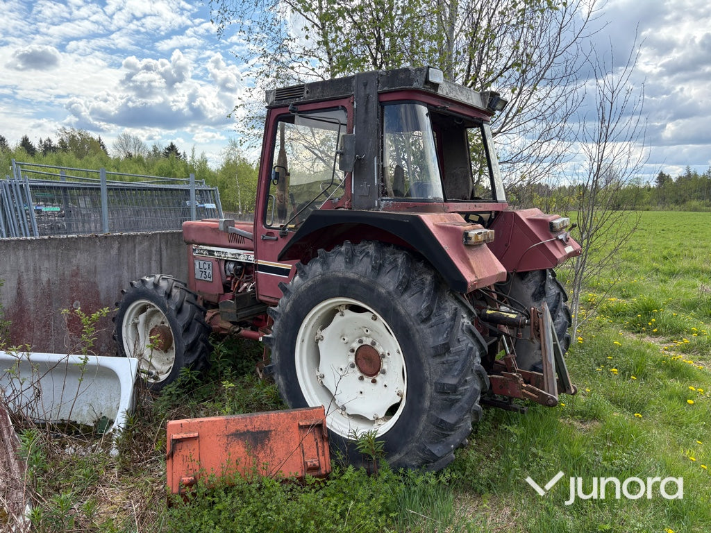 Traktor-INTERNATIONAL 844 AXL