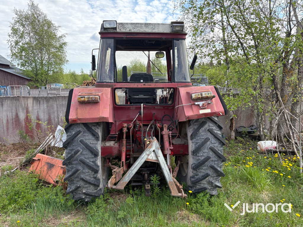 Traktor-INTERNATIONAL 844 AXL