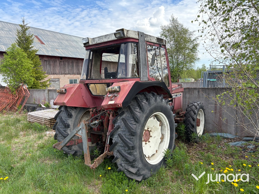 Traktor-INTERNATIONAL 844 AXL