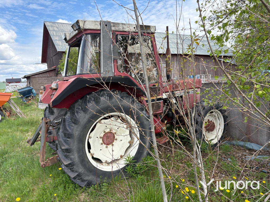 Traktor-INTERNATIONAL 844 AXL