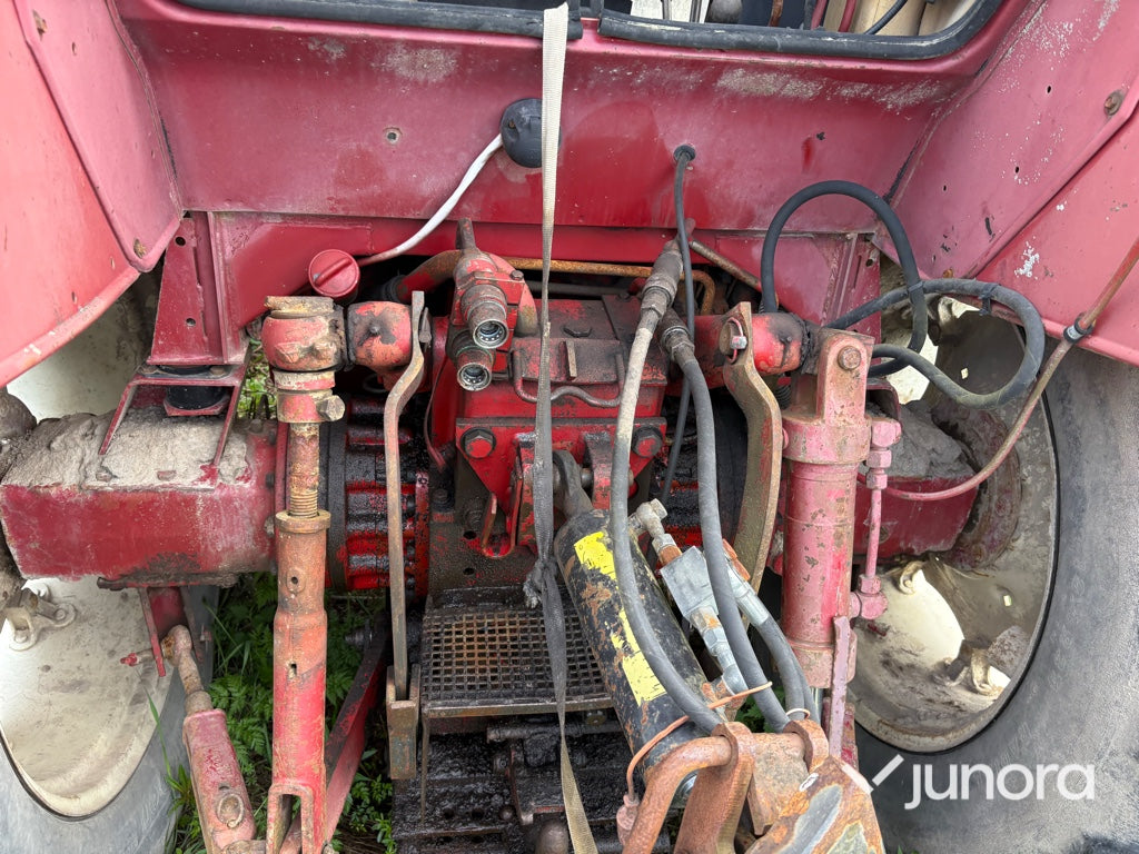 Traktor-INTERNATIONAL 844 AXL