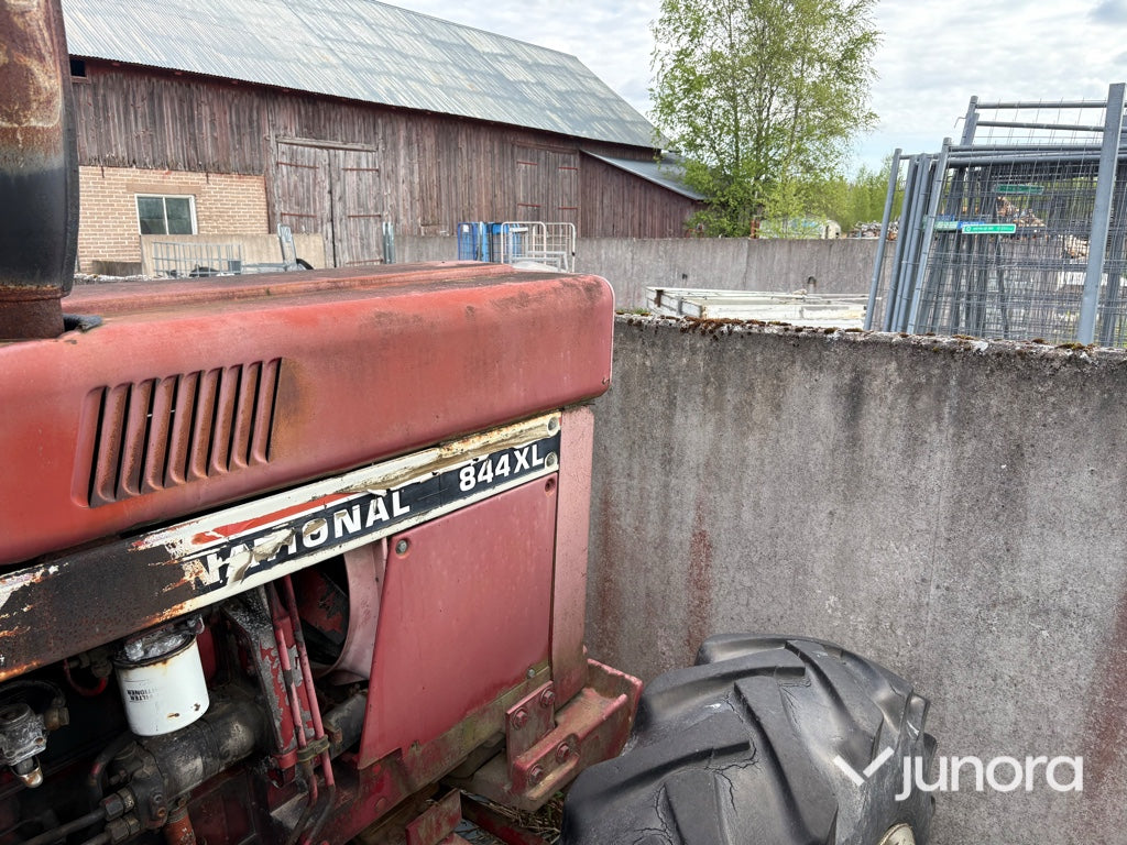 Traktor-INTERNATIONAL 844 AXL
