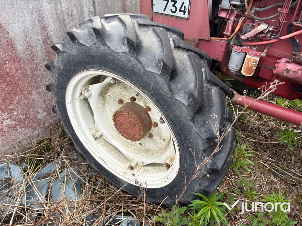 Traktor-INTERNATIONAL 844 AXL