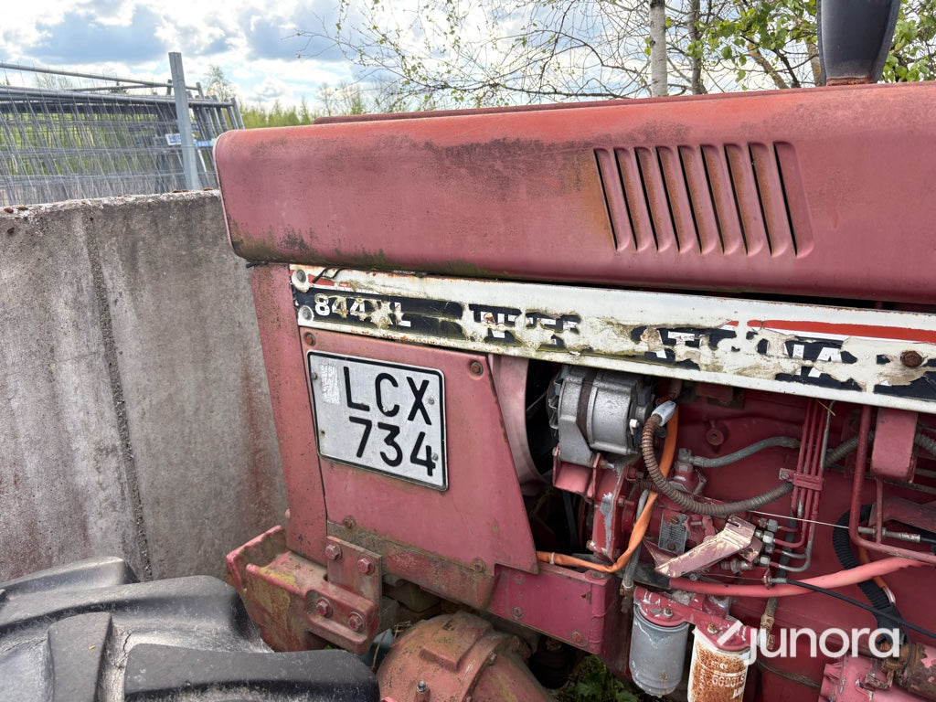 Traktor-INTERNATIONAL 844 AXL