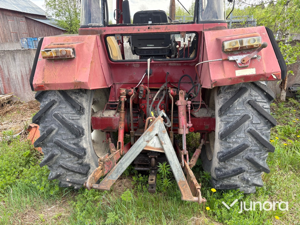 Traktor-INTERNATIONAL 844 AXL