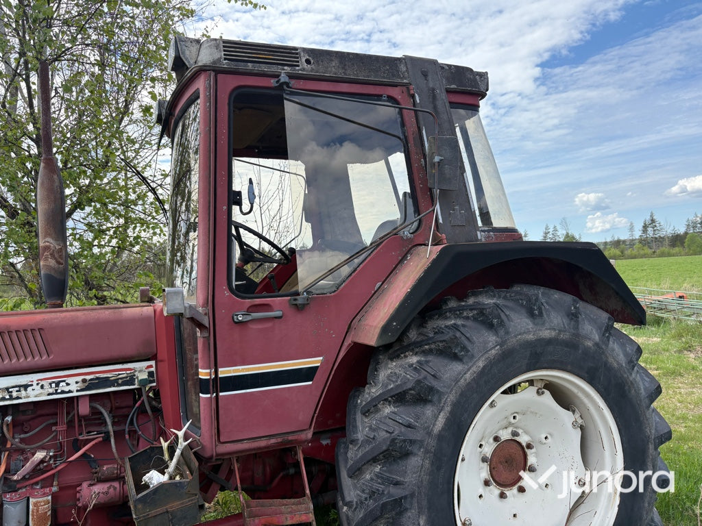 Traktor-INTERNATIONAL 844 AXL