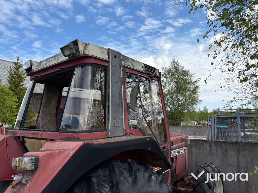Traktor-INTERNATIONAL 844 AXL