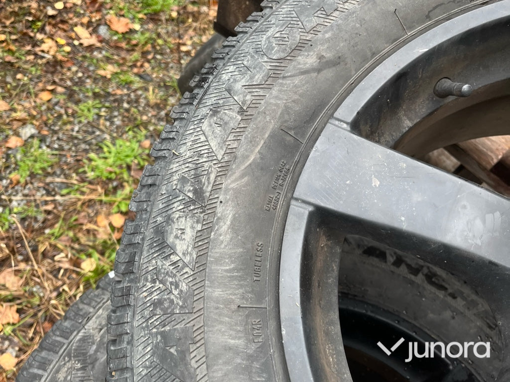 Vinterdäck - dubb med fälg, 215/70R16