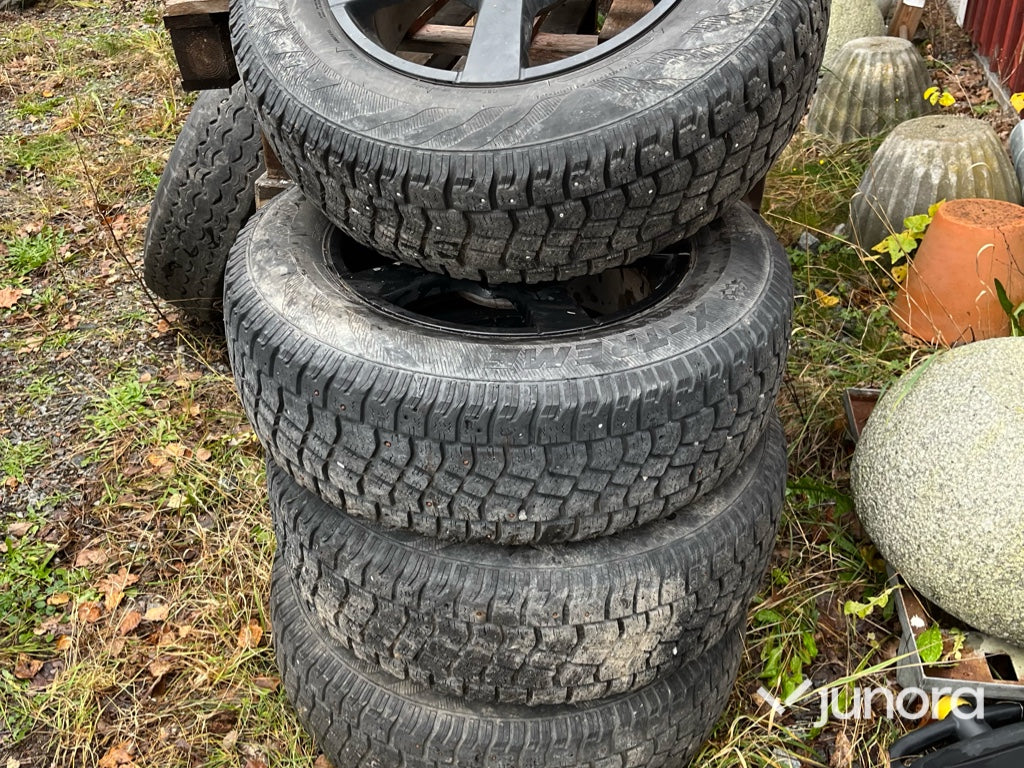 Vinterdäck - dubb med fälg, 215/70R16