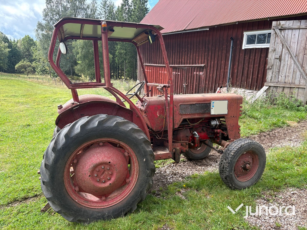 Traktor Mc Cormick Intern. B275