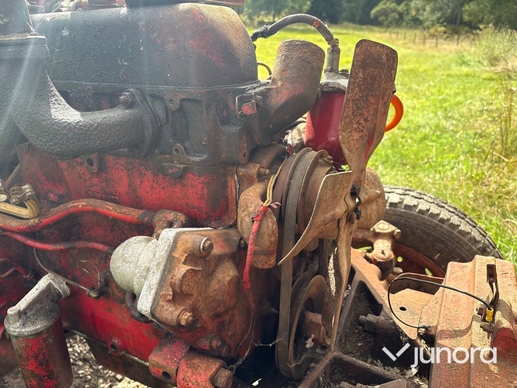 Traktor Mc Cormick Intern. B275