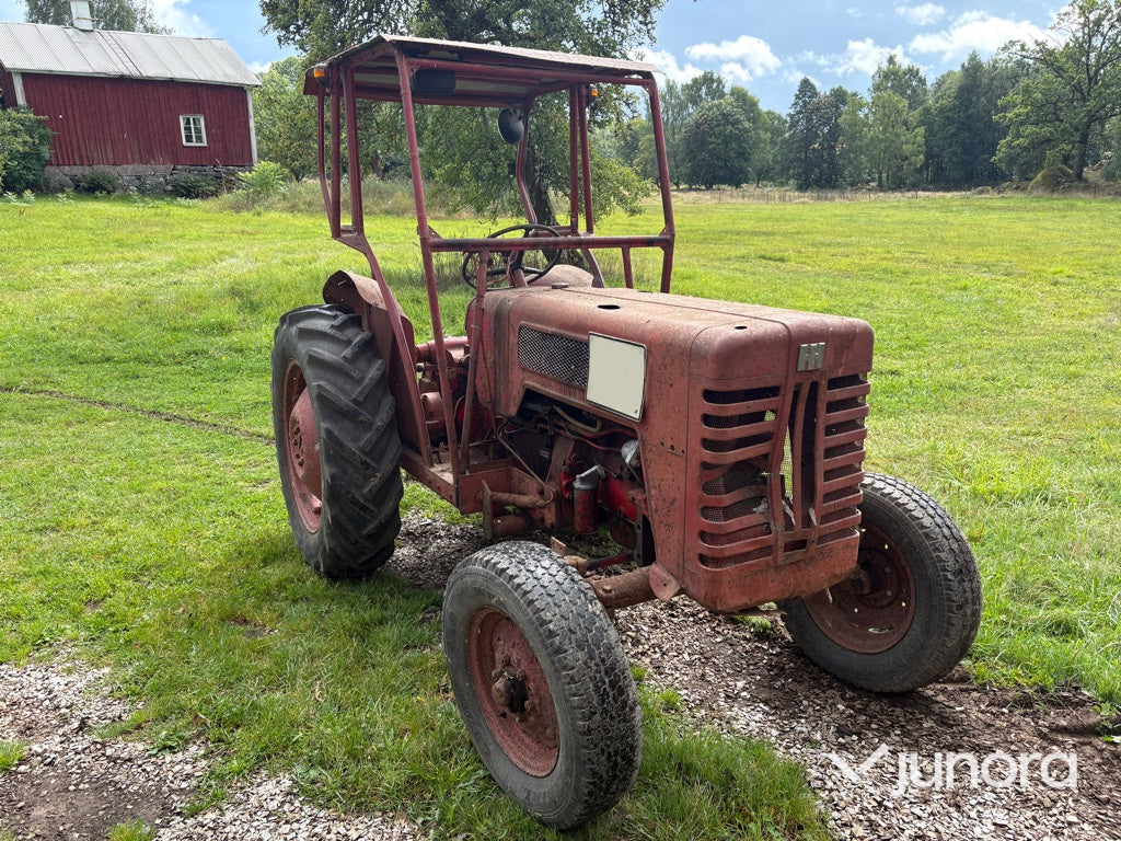 Traktor Mc Cormick Intern. B275