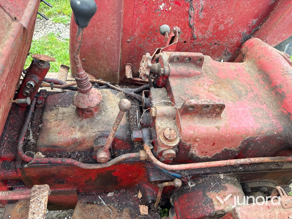 Traktor Mc Cormick Intern. B275