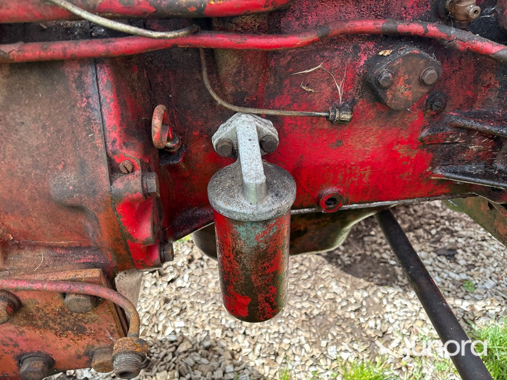 Traktor Mc Cormick Intern. B275
