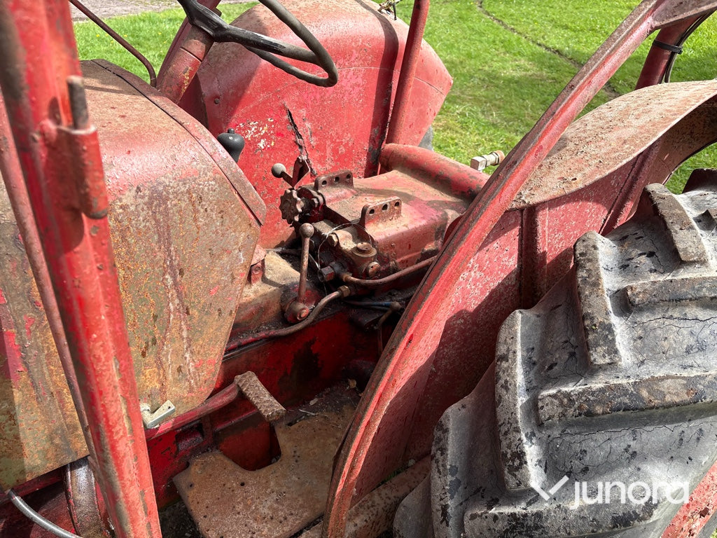 Traktor Mc Cormick Intern. B275