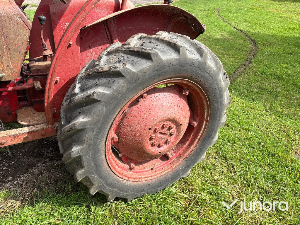 Traktor Mc Cormick Intern. B275