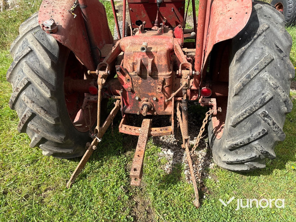 Traktor Mc Cormick Intern. B275