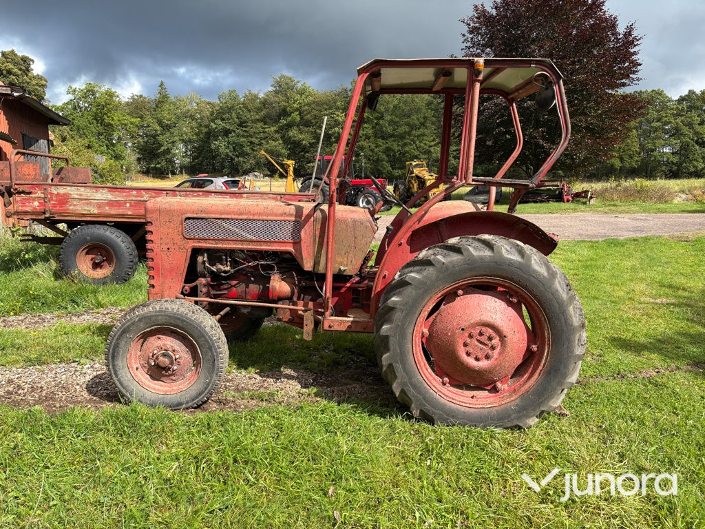 Traktor Mc Cormick Intern. B275
