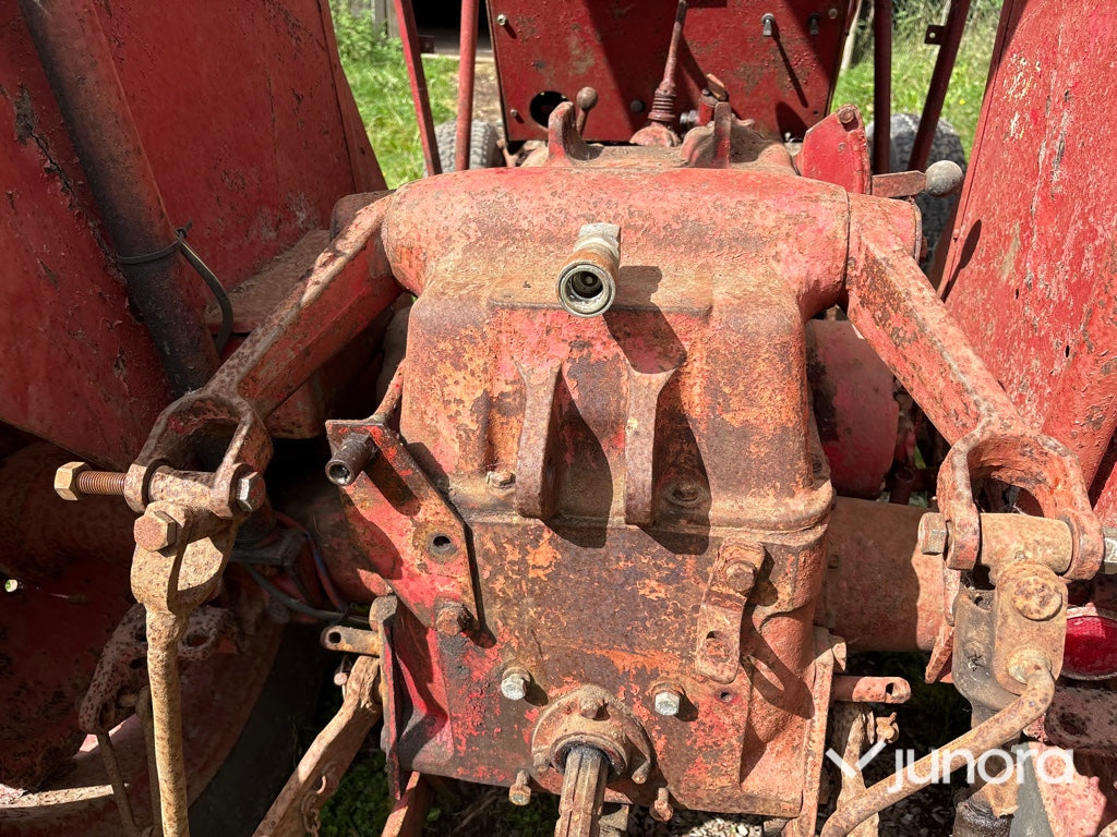 Traktor Mc Cormick Intern. B275