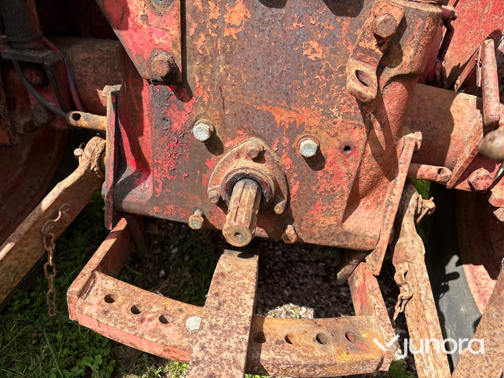 Traktor Mc Cormick Intern. B275