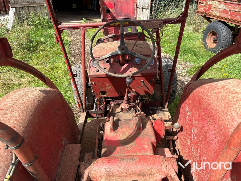 Traktor Mc Cormick Intern. B275
