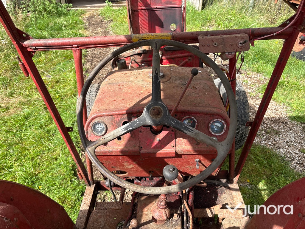 Traktor Mc Cormick Intern. B275