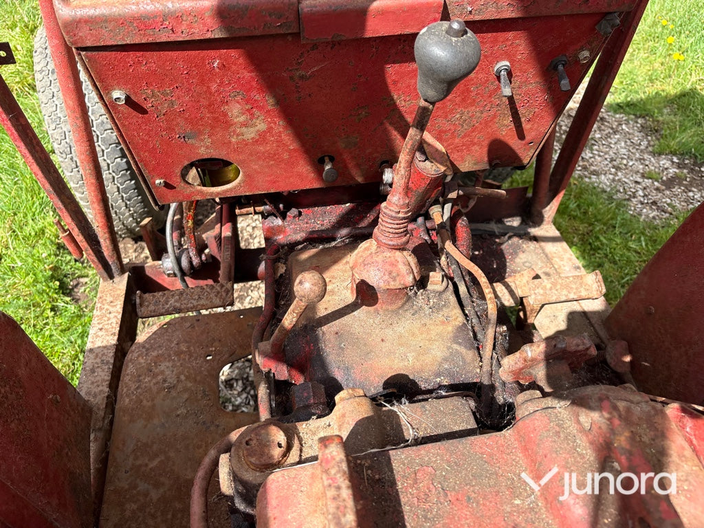 Traktor Mc Cormick Intern. B275
