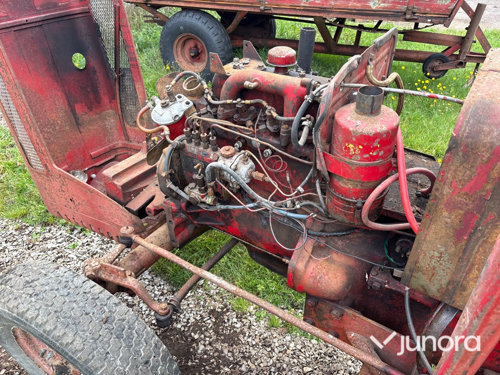Traktor Mc Cormick Intern. B275
