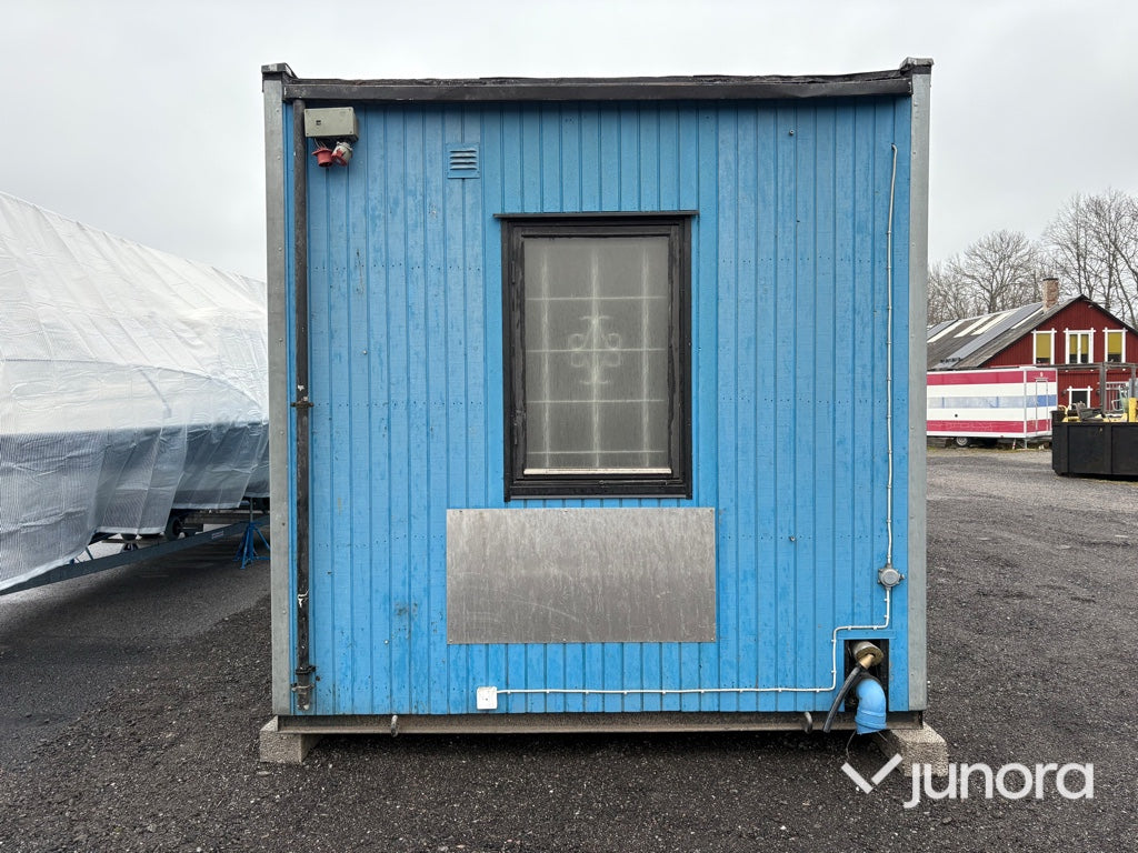 Byggbod – ca 8,5 × 2,9 m, med sanitetsutrustning