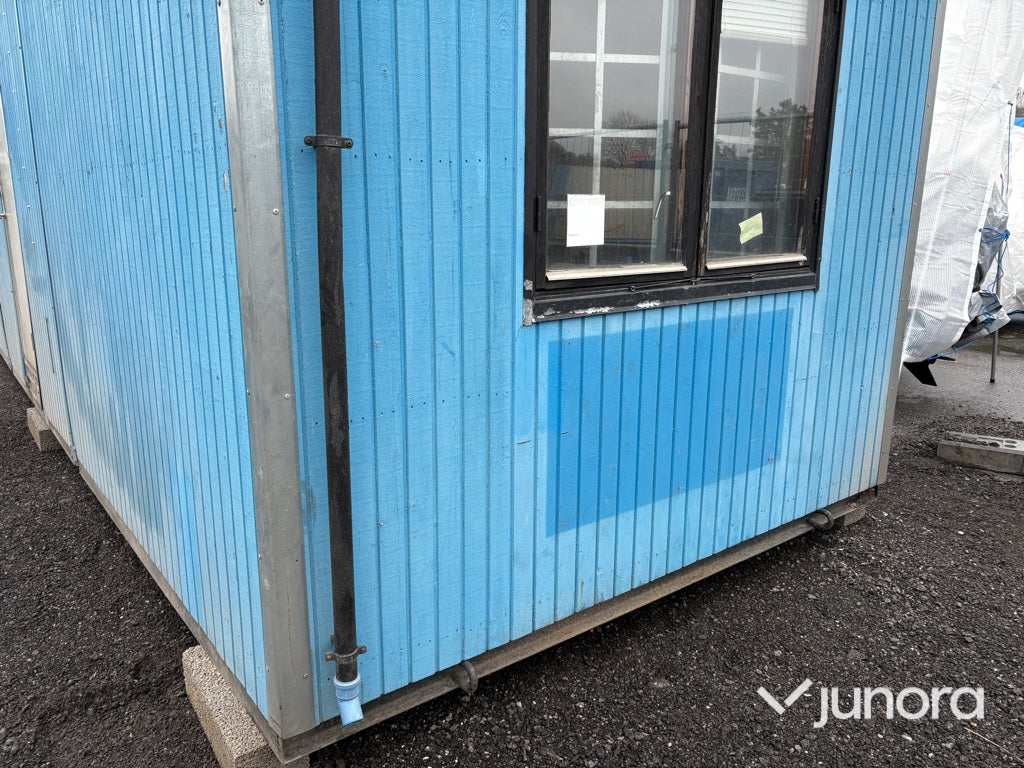 Byggbod – ca 8,5 × 2,9 m, med sanitetsutrustning