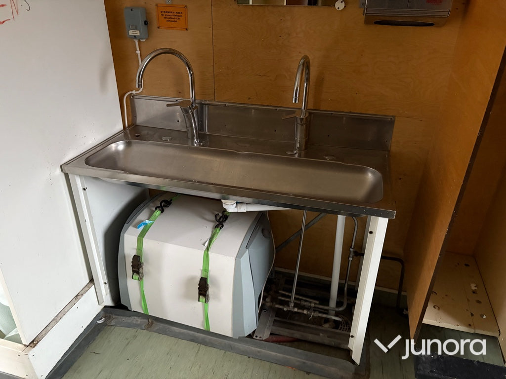 Byggbod – ca 8,5 × 2,9 m, med sanitetsutrustning