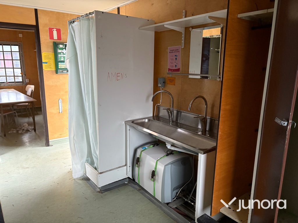 Byggbod – ca 8,5 × 2,9 m, med sanitetsutrustning