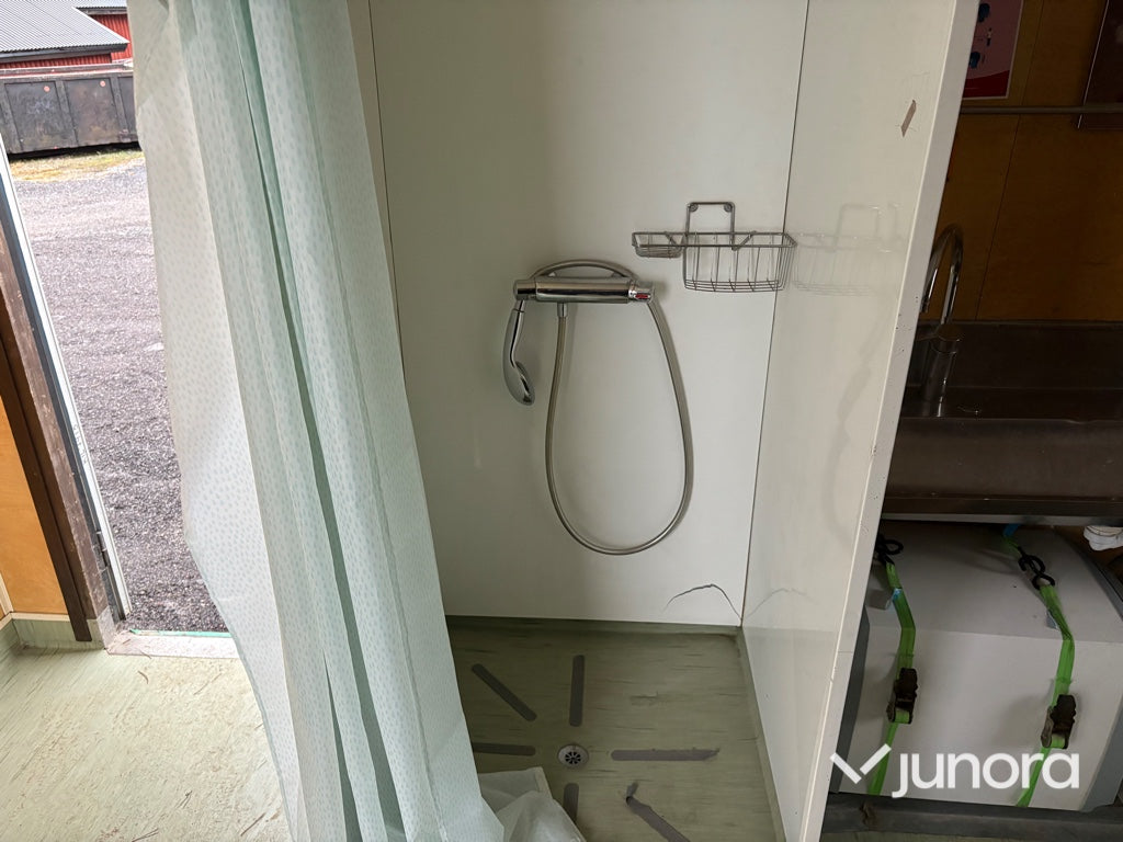 Byggbod – ca 8,5 × 2,9 m, med sanitetsutrustning