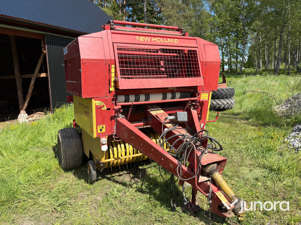 Rundbalspress New Holland 835