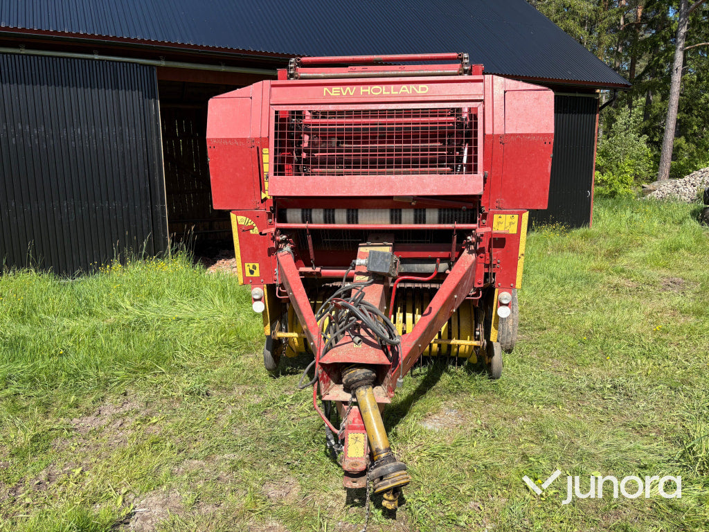 Rundbalspress New Holland 835