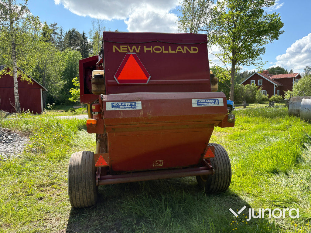 Rundbalspress New Holland 835