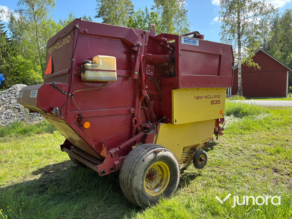 Rundbalspress New Holland 835