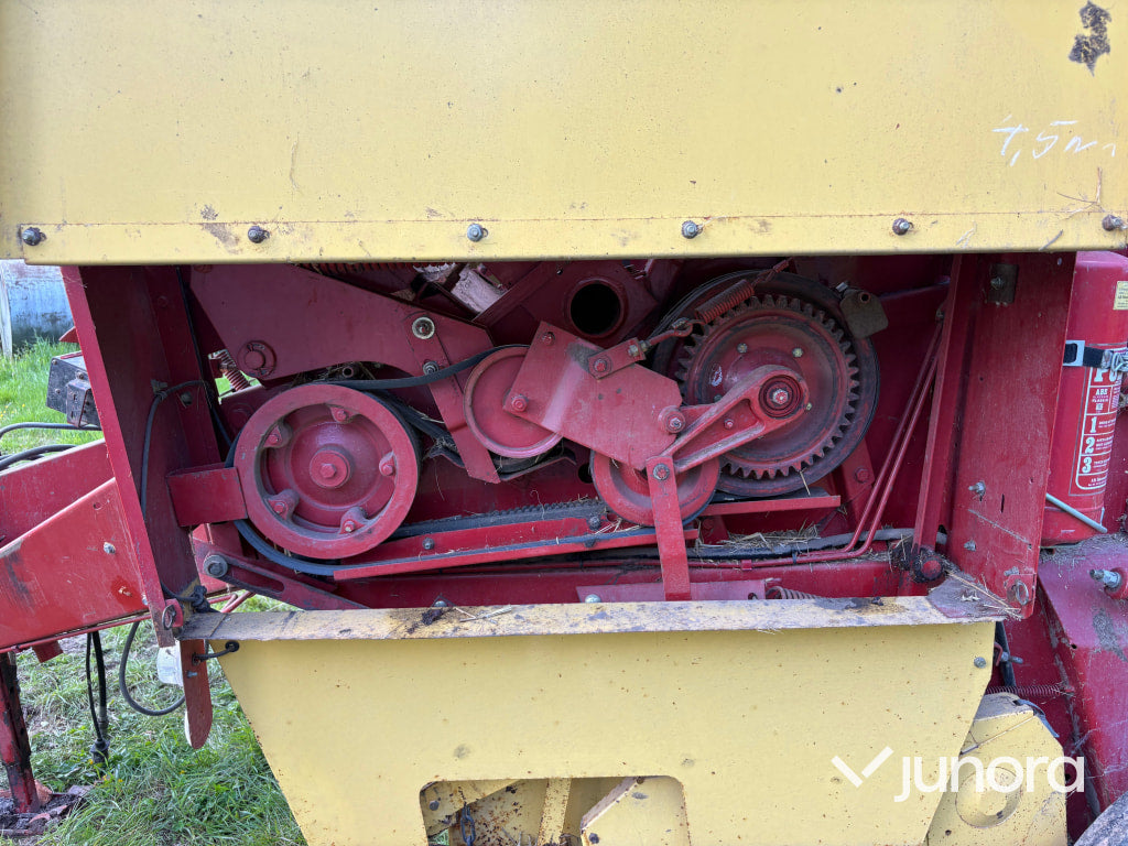 Rundbalspress New Holland 835