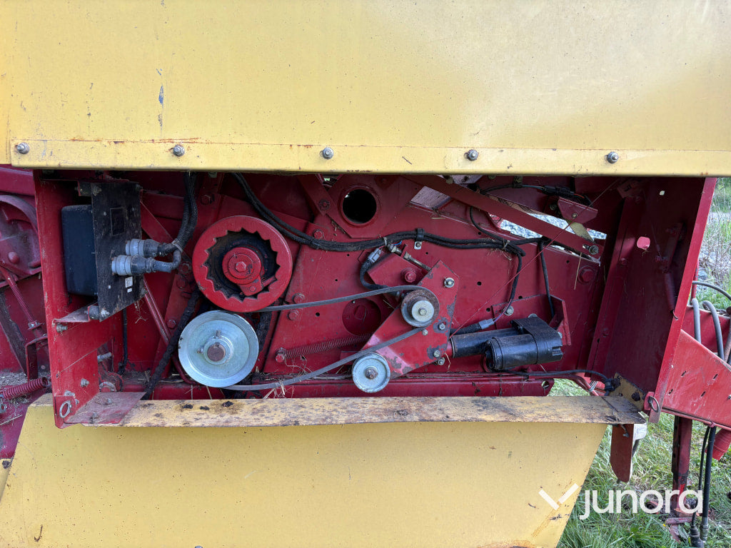 Rundbalspress New Holland 835