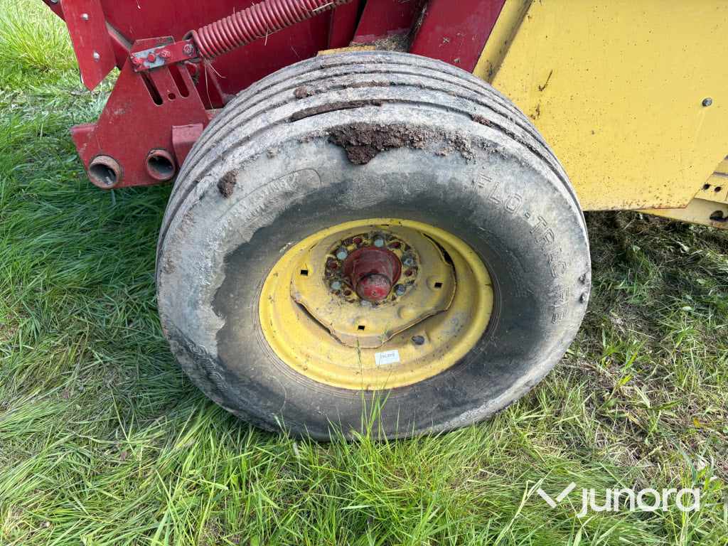 Rundbalspress New Holland 835