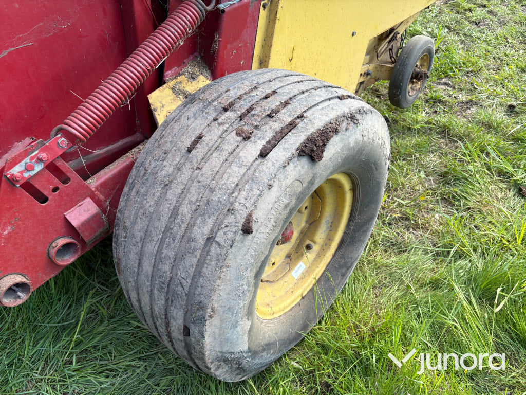 Rundbalspress New Holland 835
