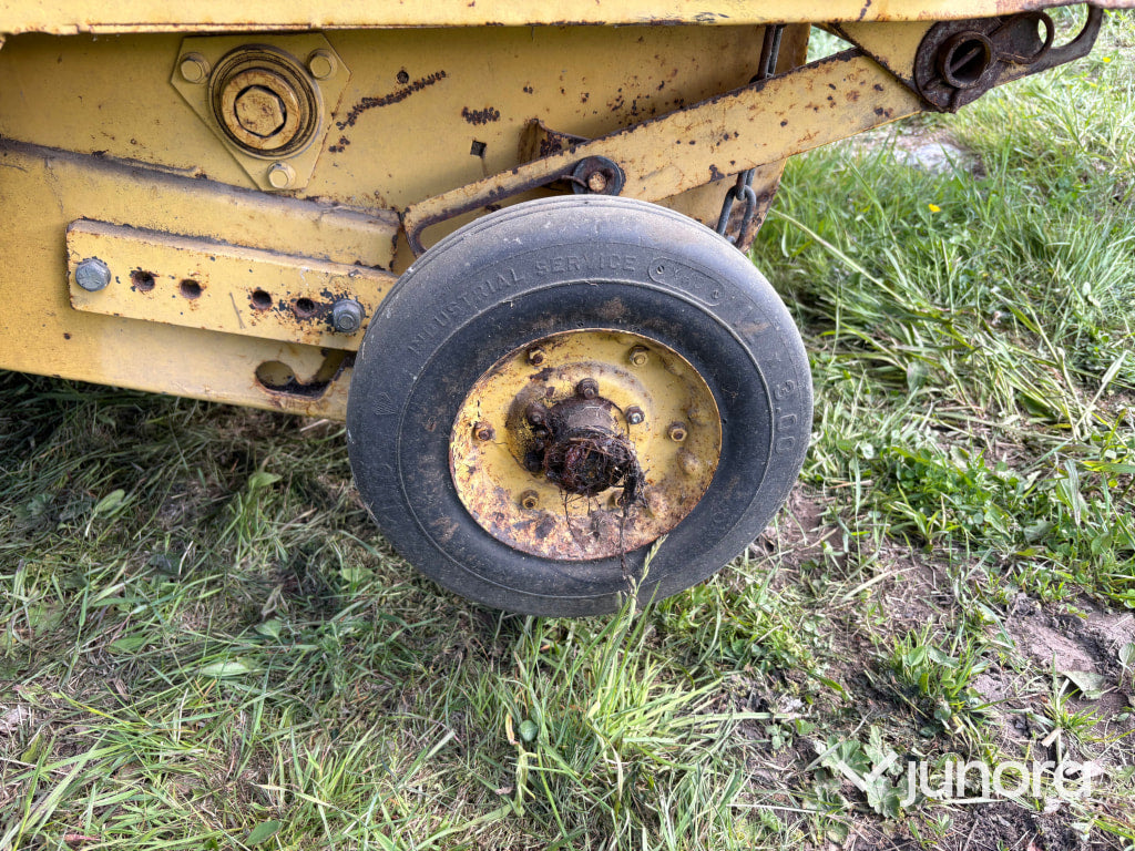 Rundbalspress New Holland 835