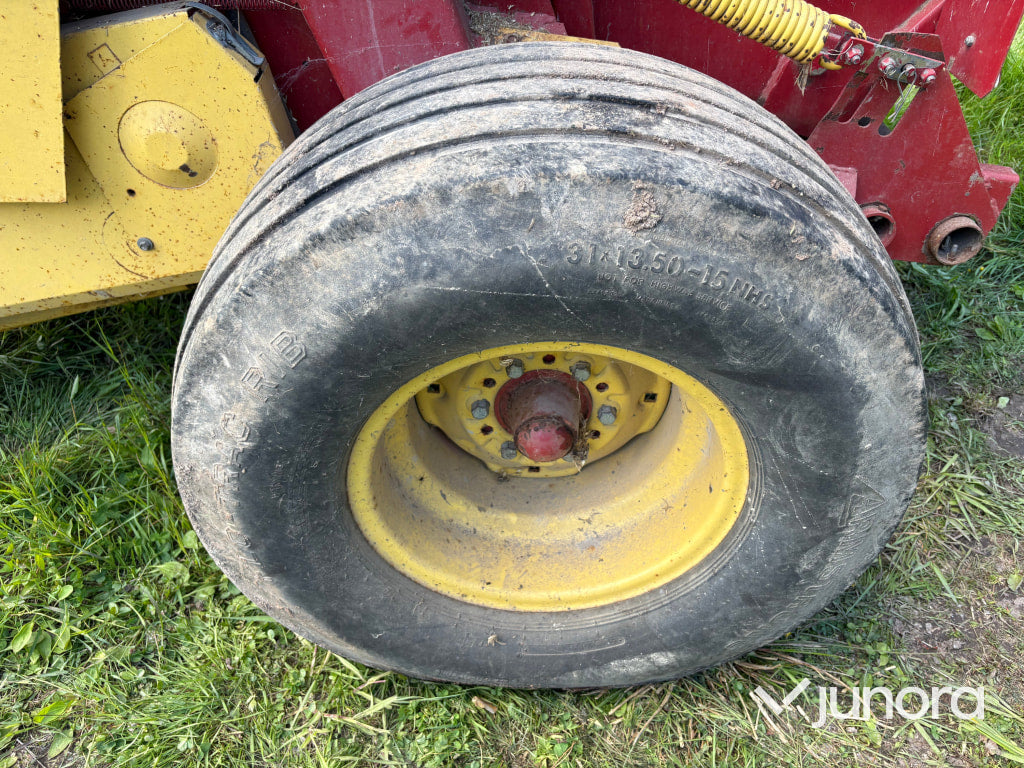 Rundbalspress New Holland 835