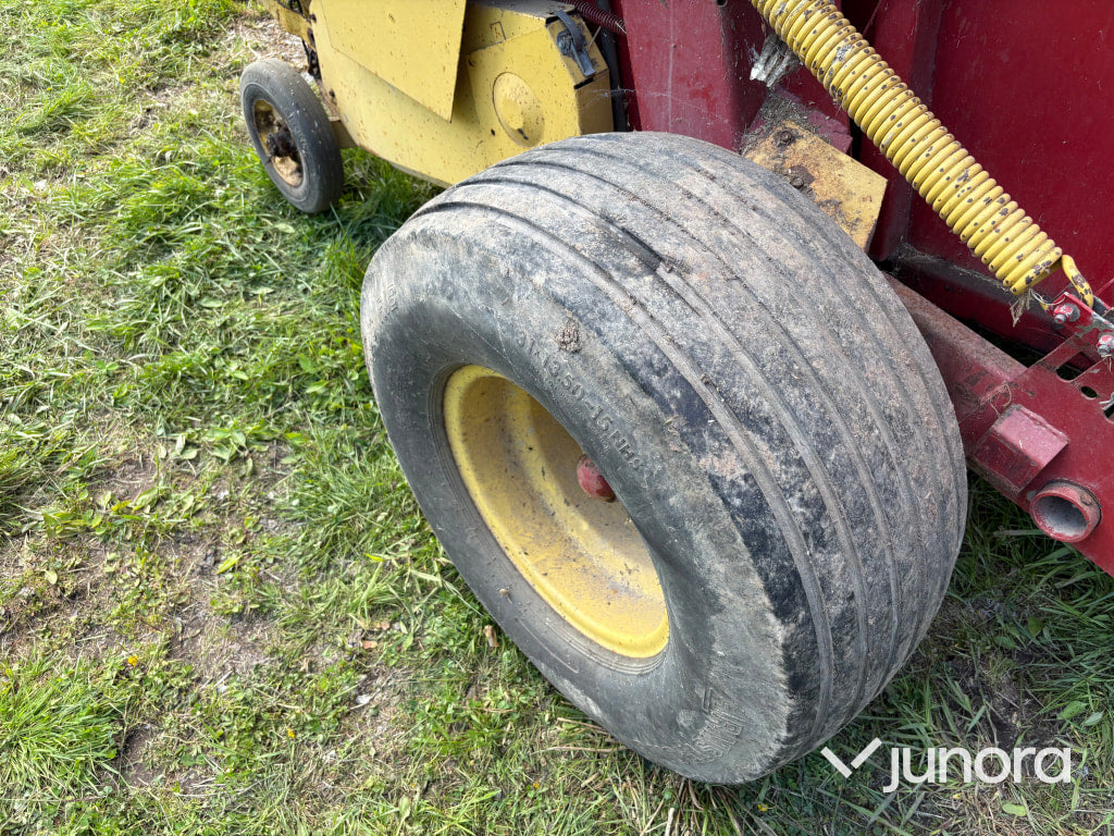 Rundbalspress New Holland 835